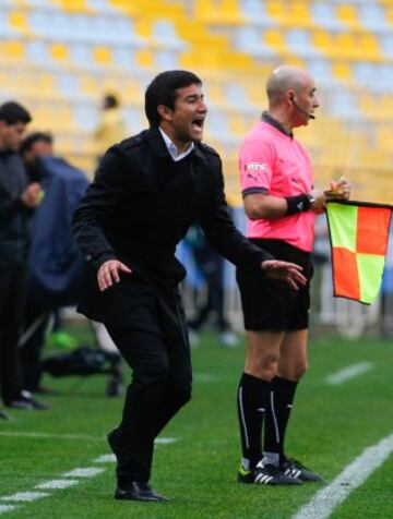 Se inició como ayudante de Emiliano Astorga. En San Luis comenzó en solitario y se consagró campeón en Primera B, en la temporada pasada. Hoy, está a cargo de Everton.