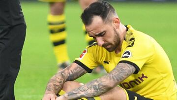 Paco Alcácer se lamenta de una nueva lesión.