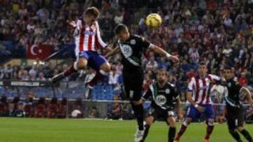 ESPECTACULAR. Griezmann se elevó así para marcar de cabeza el segundo gol del Atlético al Córdoba. El segundo del galo en esta Liga.