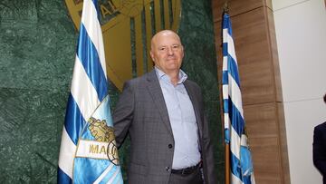 Pepe Mel, con la bandera del Málaga.