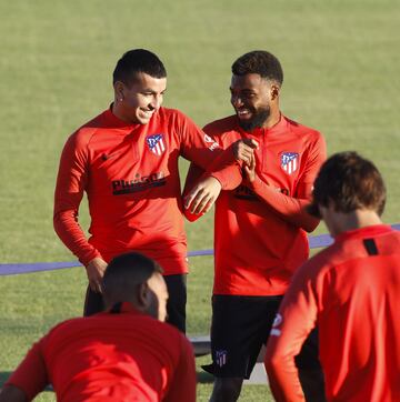 Bromas y buen ambiente en el entrenamiento del Atleti