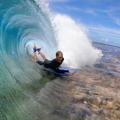 Extrema sesión de bodyboard a milímetros de un arrecife