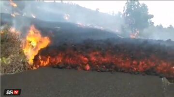 Captura de vídeo de la lava cortando una carretera en La Palma.