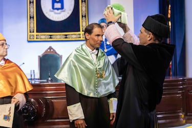 Momento en que Rafa Nadal recibe el birrete académico durante la ceremonia presidida por el Rectorado de la Universidad Politécnica de Madrid, con la participación del rector Óscar García Suárez y del profesor Javier Durán como padrino de la investidura.