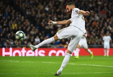 Real Madrid's Karim Benzema defended by Marvin Martin