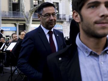 El presidente del FC Barcelona, Josep Maria Bartomeu, llegando a la ofrenda floral del monumento a Rafael Casanova durante la Diada 2017.