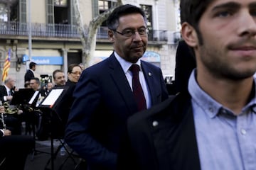 El presidente del FC Barcelona, Josep Maria Bartomeu, llegando a la ofrenda floral del monumento a Rafael Casanova durante la Diada 2017.