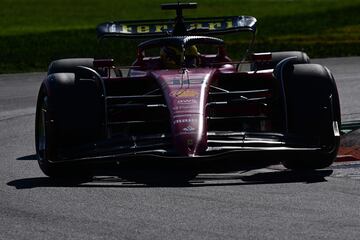 El piloto monegasco de Ferrari, Charles Leclerc, conduce su coche durante la sesión de clasificación.