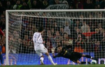 1. Partido del 10 de marzo de 2007 entre el Barcelona y el Real Madrid. Van Nistelrooy (2 goles) y Sergio Ramos (1 gol) fueron los protagonistas del empate a tres en el Camp Nou. En la imagen, Van Nistelrooy marca el 1-2 de penalti.