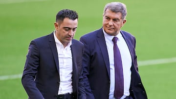 Xavi y Joan Laporta, en el Camp Nou.