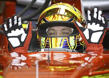 Otra pachanga de Rossi con el Ferrari de Fórmula 1