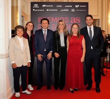Paula Ostiz, Paula Blasi, Gemma Pascual, Mavi García; ciclistas posan con José Félix Díaz; Director Editoral de AS y Aloysio Araujo; Director General de Deportes.
