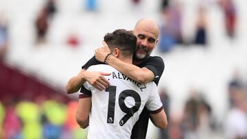 Pep Guardiola, entrenador del Manchester City, abraza a Julián Álvarez tras un partido.