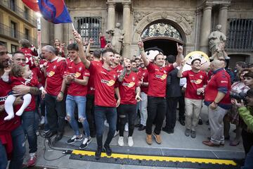 La plantilla de Osasuna en el Ayuntamiento de Pamplona.