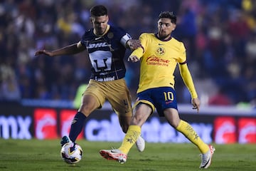 Pumas' Argentine defender Lisandro Magallan (L) and America's Chilean midfielder Diego Valdes fight for the ball during the Liga MX Apertura tournament football match between America and Pumas at the Ciudad de los Deportes stadium in Mexico City on September 29, 2024. (Photo by Rodrigo Oropeza / AFP)