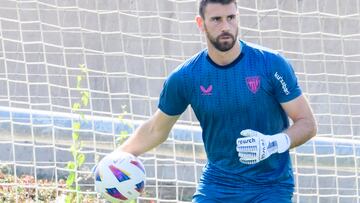 Unai Simón sigue entre algodones