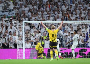 0-2. Donyell Malen encara a Ferland Mendy, se zafa del defensa blanco y coloca el balón al segundo palo, en donde llega libre de marca Jamie Bynoe-Gittens para marcar a placer el segundo tant