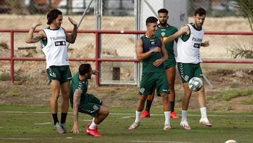 El Elche se entrena a la espera de lo que pase con el Playoff.
