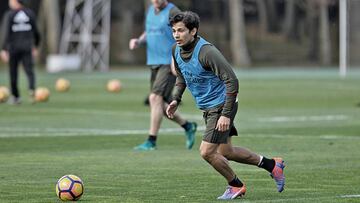 Fernández se emociona tras ser recibido con aplausos en Milan