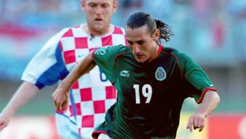 Gabriel Caballero disputando un bal&oacute;n como seleccionado mexicano ante Croacia en la fase de grupos de Corea-Jap&oacute;n 2002.