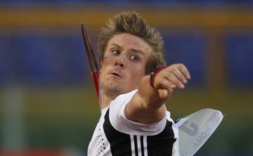 Lanzamiento de jabalina: 90,57 metros