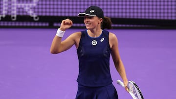 La tenista polaca Iga Swiatek celebra su victoria ante Caroline Garcia en su partido de la fase de grupos de las WTA Finals.