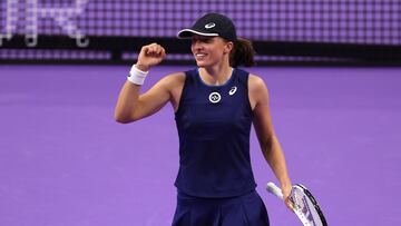 La polaca Iga Swiatek celebra su victoria ante la francesa Carolina Garc¨ªa en su partido de la Fase de Grupos del Individual Femenino durante las Finales WTA 2022, parte del Hologic WTA Tour.