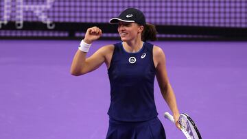 La tenista polaca Iga Swiatek celebra su victoria ante Caroline Garcia en su partido de la fase de grupos de las WTA Finals.