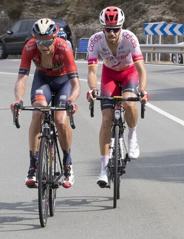 Jesús Herrada, ganador de la etapa y Dylan Teuns, que consigue el maillot rojo.