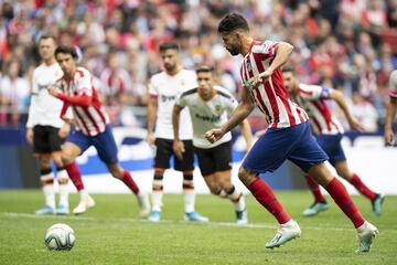 El jugador del Atlético de Madrid, Diego Costa, marca de penalti el 1-0 al Valencia. 