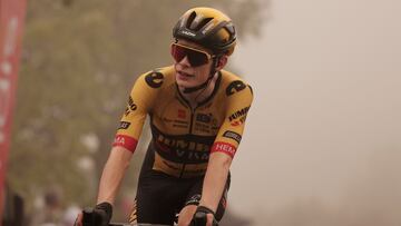 COLLADO DE LA CRUZ DE CARAVACA, 03/09/2023.- El ciclista danes Jonas Vingegaard del equipo Jumbo-Visma durante la novena etapa de la Vuelta a España, con un recorrido de 184,5 kilómetros por la provincia de Murcia con salida en Cartagena y llegada en el puerto Collado de la Cruz de Caravaca, de segunda categoría y siete kilómetros y medio de subida. EFE/ Manuel Bruque
