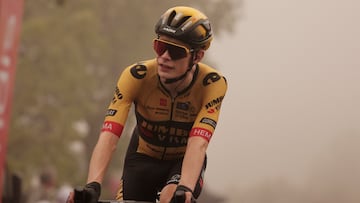 COLLADO DE LA CRUZ DE CARAVACA, 03/09/2023.- El ciclista danes Jonas Vingegaard del equipo Jumbo-Visma durante la novena etapa de la Vuelta a Espa?a, con un recorrido de 184,5 kil¨®metros por la provincia de Murcia con salida en Cartagena y llegada en el puerto Collado de la Cruz de Caravaca, de segunda categor¨ªa y siete kil¨®metros y medio de subida. EFE/ Manuel Bruque