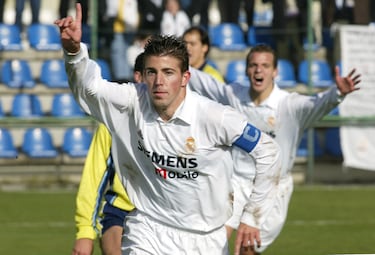 El delantero asturiano se formó en las categorías inferiores del Real Oviedo antes de fichar por el Real Madrid ‘C’ en el año 2000. El año siguiente pasó a formar parte del Castilla donde estuvo hasta su salida en 2003, llegando a jugar un partido de Copa del Rey con el primer equipo. Con el Castilla disputó un total de 39 partidos en los que marcó 22 goles. El verano de 2003 el equipo blanco lo traspasó al Real Murcia. 