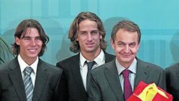 <b>CON LOS TENISTAS. </b>Zapatero posa en La Moncloa con Nadal, Feliciano López y Verdasco, tras ganar España la Copa Davis en Argentina.