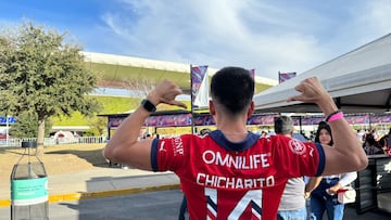 Un aficionado del Rebaño Sagrado presume una camiseta del Chicharito Hernández.