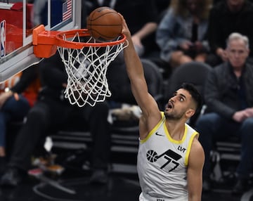 
El pívot (26 años y 2,11) se quedó sin sitio en Utah Jazz y regresa a Europa tras tres temporadas en la NBA. El turco, que comenzó en la cantera del Fenerbahçe, se formó en el baloncesto universitario estadounidense (NC State y Geoergetown) antes de declararse elegible para el draft de 2020. Ninguna franquicia apostó por él aquella noche, algo que luego sí hizo Miami Heat, donde estuvo dos cursos, aunque con un rol muy secundario. Su última campaña en la NBA la jugó en Utah, donde tampoco tuvo gran protagonismo. En total, 113 partidos en tres temporadas en las que ha promediado 5 puntos y 4,6 rebotes.