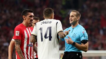 Soccer Football - LaLiga - Atletico Madrid v Real Madrid - Metropolitano, Madrid, Spain - September 24, 2023 Atletico Madrid's Stefan Savic and Real Madrid's Joselu with referee Javier Alberola Rojas REUTERS/Isabel Infantes