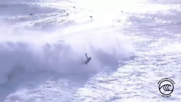 Un equipo de rescate sufre un terrible accidente con una ola gigante ayudando a un surfista