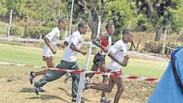 <b>ENTRE POLICÍAS. </b>Un grupo de atletas se entrenaba ayer custodiados por fuerzas del orden kenianas.