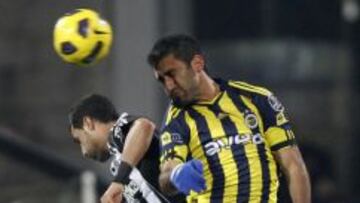 Ekrem Dag del Besiktas luchando un balón con Selcuk Sahin del Fenerbahce.