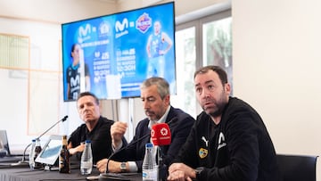 Nacho Martínez, entrenador del Movistar Estudiantes femenino; el presidente Ignacio Triana; y Pedro Rivero, técnico del masculino.