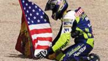 HOMENAJE A LAS VÍCTIMAS. Un emocionado Sete Gibernau empuñó tras su victoria las banderas española y estadounidense.