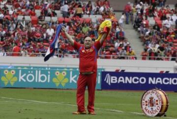 Todos tenemos en nuestra memoria un seguidor infatigable. Desde 1979 acompaña a la Selección Española de fútbol por todo el mundo con su camiseta de la selección, su enorme boina y su característico bombo.