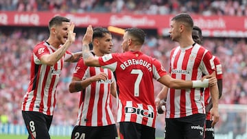 BILBAO, 22/09/2024.- El delantero del Athletic Club Gorka Guruzeta (d, delante) es felicitado por sus compañeros después de meter uno de sus goles durante su partido de la jornada 6 de LaLiga contra el Celta de Vigo en el estadio de San Mamés en Bilbao este domingo. EFE/ Luis Tejido