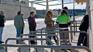 <b>MONTAÑA MÁGICA. </b>El goteo de socios fue incesante ayer en las taquillas de Montju AS se acercó para palpar el ambiente.