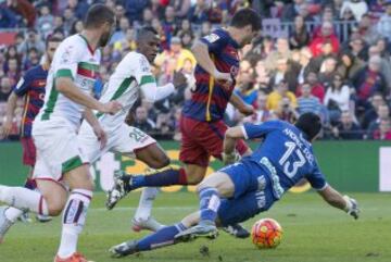 Luis Suárez falla el tercer gol a puerta vacía.