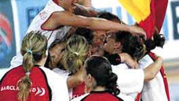 <b>ALEGRÍA.</b> España celebra la victoria que le lleva a las semifinales.