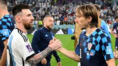 Luka Modric saluda a Messi durante la semifinal del pasado Mundial entre Argentina y Croacia.