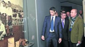 <b>UN PASEO TRIUNFAL. </b>El presidente del Málaga sacó todo adelante.