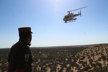 Decimotercera etapa entre San Juan y Córdoba. Un gendarme argentino observa un helicóptero de la organización.